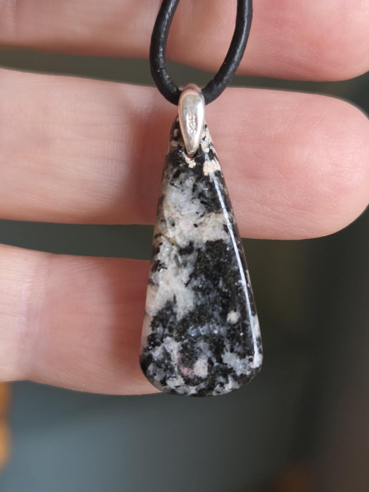 Rarität Tugtupit aus Grönland, Rentierstein minimalistischer Anhänger, 31 x 12 x 7 mm, gebohrt, an 925er Silberöse, an Lederband