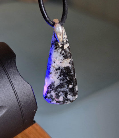Rarität Tugtupit aus Grönland, Rentierstein minimalistischer Anhänger, 31 x 12 x 7 mm, gebohrt, an 925er Silberöse, an Lederband