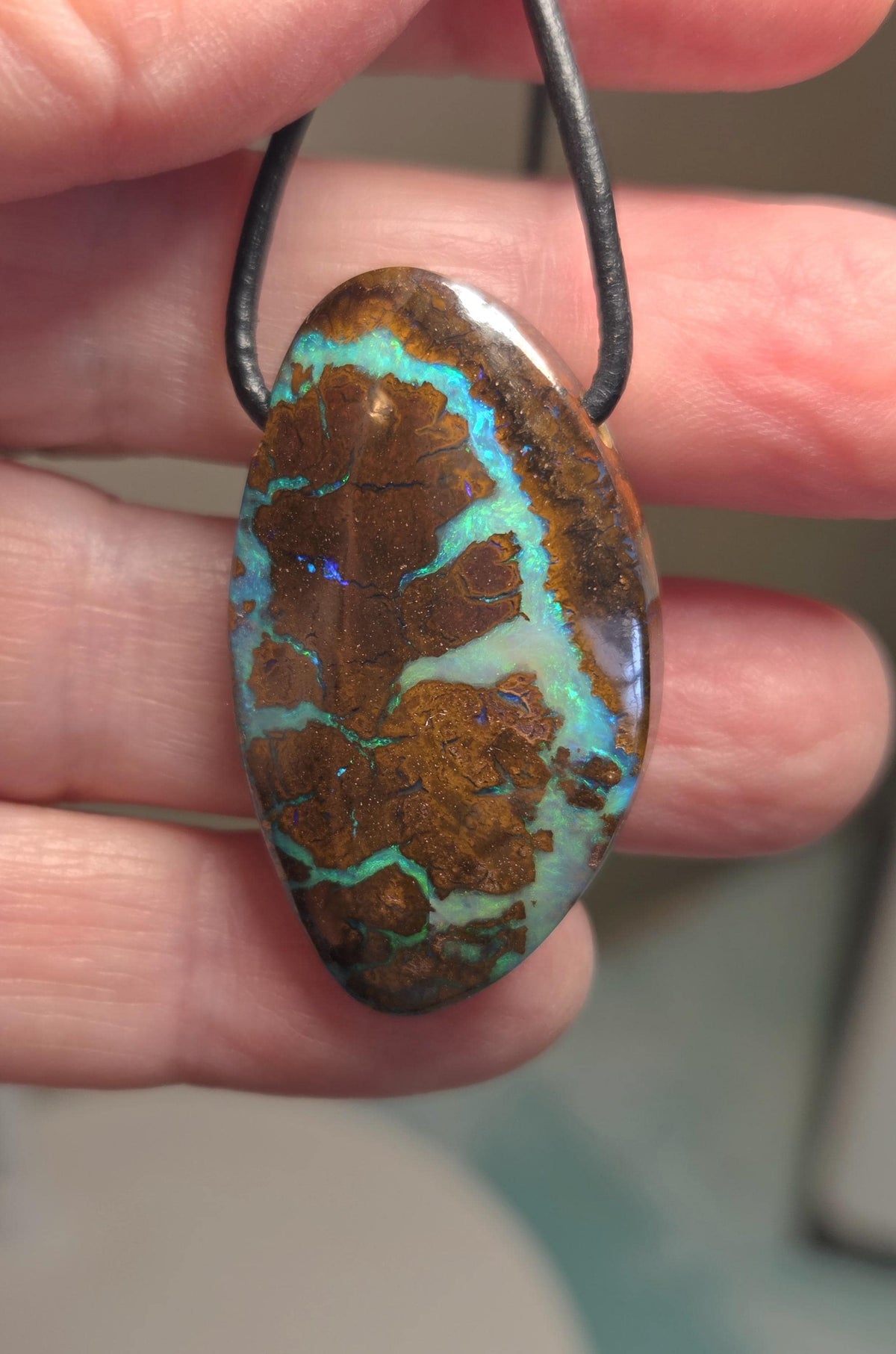 Großer flashfire Boulder Opal blau grün, Boulderopal Anhänger, 39 x 22 x 9 mm, Quilpie Queensland Australien, an verstellbarem Lederband