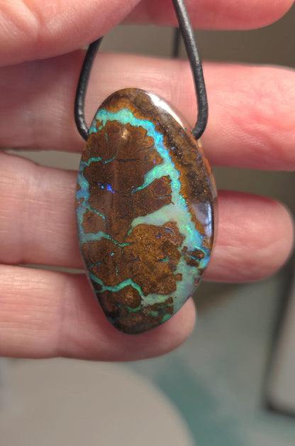 Großer flashfire Boulder Opal blau grün, Boulderopal Anhänger, 39 x 22 x 9 mm, Quilpie Queensland Australien, an verstellbarem Lederband
