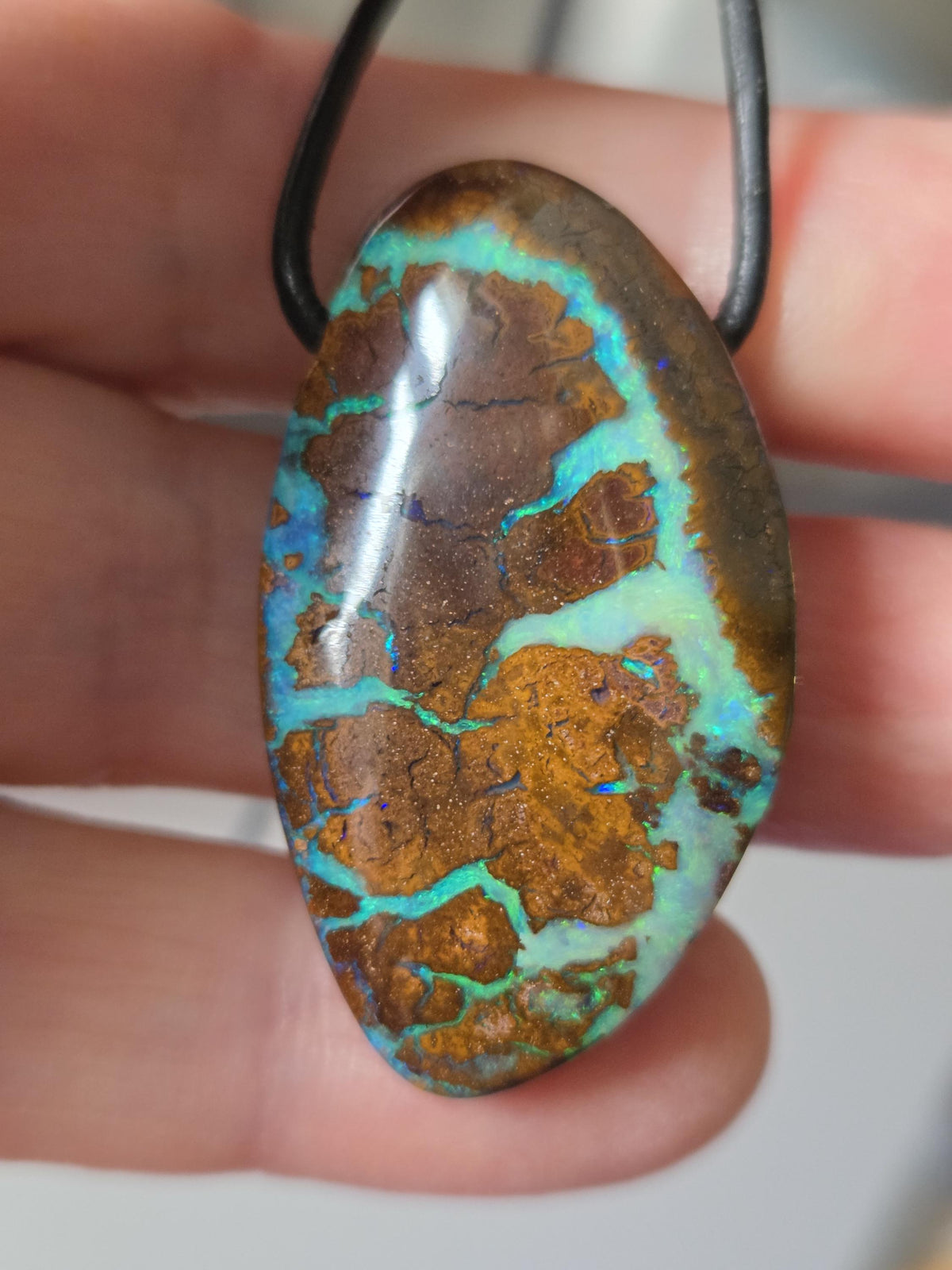 Großer flashfire Boulder Opal blau grün, Boulderopal Anhänger, 39 x 22 x 9 mm, Quilpie Queensland Australien, an verstellbarem Lederband