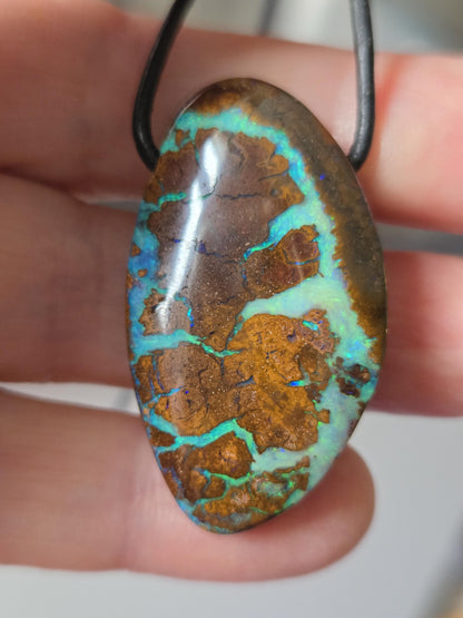 Großer flashfire Boulder Opal blau grün, Boulderopal Anhänger, 39 x 22 x 9 mm, Quilpie Queensland Australien, an verstellbarem Lederband
