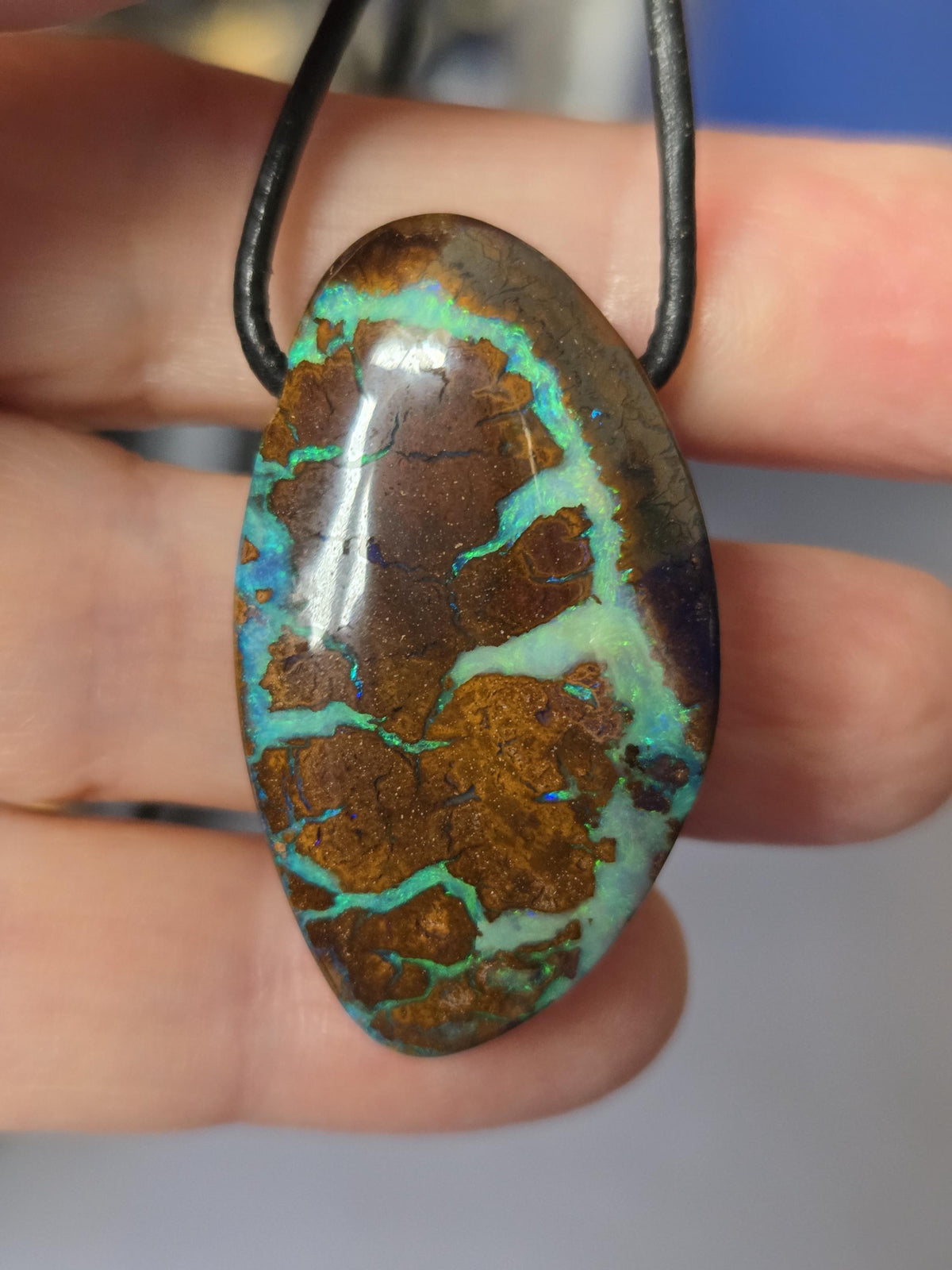 Großer flashfire Boulder Opal blau grün, Boulderopal Anhänger, 39 x 22 x 9 mm, Quilpie Queensland Australien, an verstellbarem Lederband
