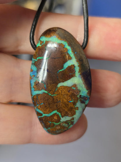 Großer flashfire Boulder Opal blau grün, Boulderopal Anhänger, 39 x 22 x 9 mm, Quilpie Queensland Australien, an verstellbarem Lederband