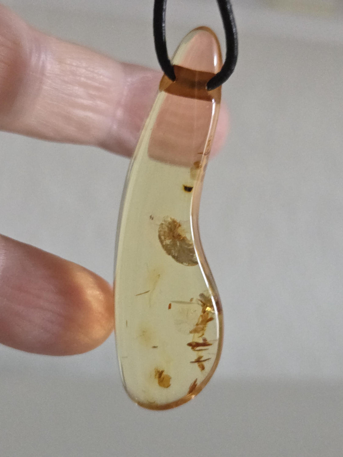 Baltischer Bernstein Anhänger goldfarben, Amulett, Amber pendant, 54 x 12 x 10 mm, an verstellbarem Lederband, Inclusen