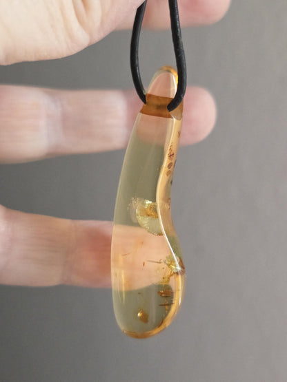 Baltischer Bernstein Anhänger goldfarben, Amulett, Amber pendant, 54 x 12 x 10 mm, an verstellbarem Lederband, Inclusen
