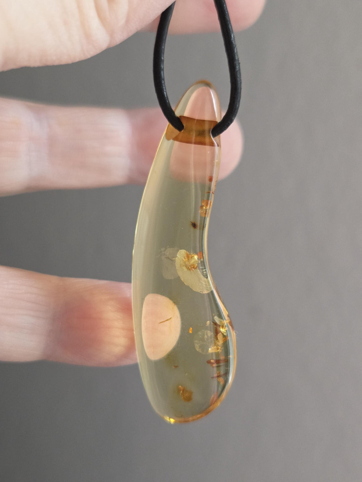 Baltischer Bernstein Anhänger goldfarben, Amulett, Amber pendant, 54 x 12 x 10 mm, an verstellbarem Lederband, Inclusen
