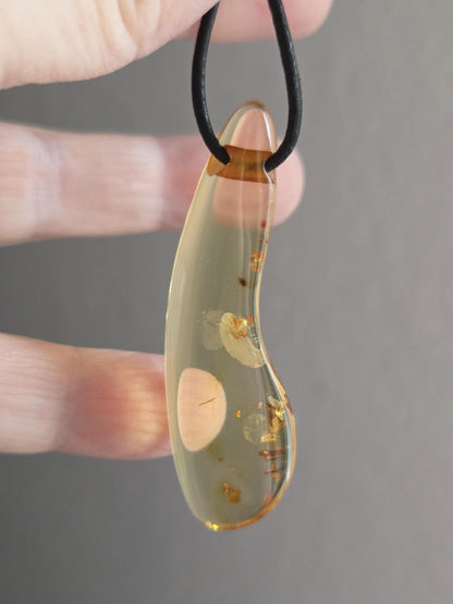 Baltischer Bernstein Anhänger goldfarben, Amulett, Amber pendant, 54 x 12 x 10 mm, an verstellbarem Lederband, Inclusen
