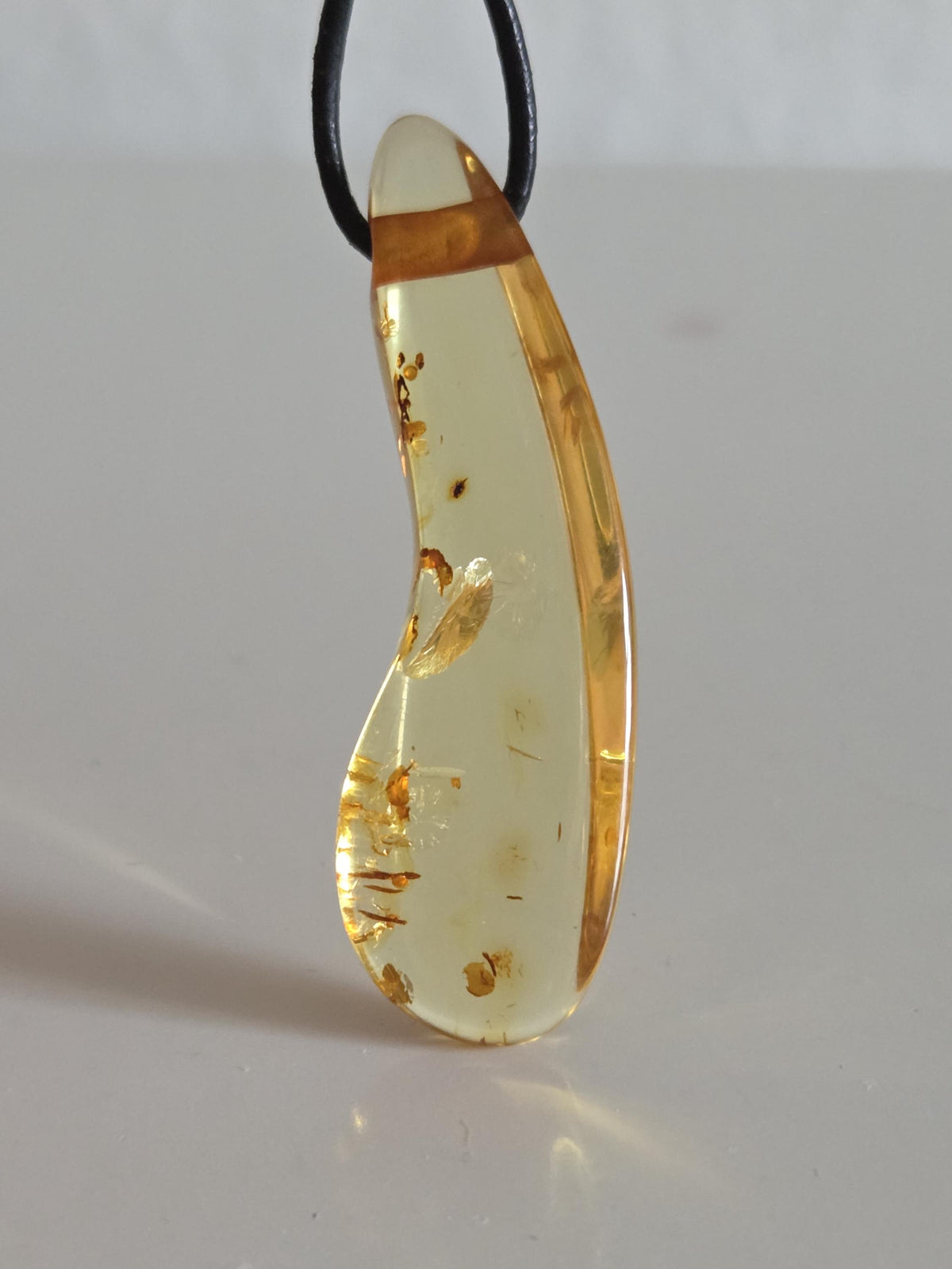 Baltischer Bernstein Anhänger goldfarben, Amulett, Amber pendant, 54 x 12 x 10 mm, an verstellbarem Lederband, Inclusen