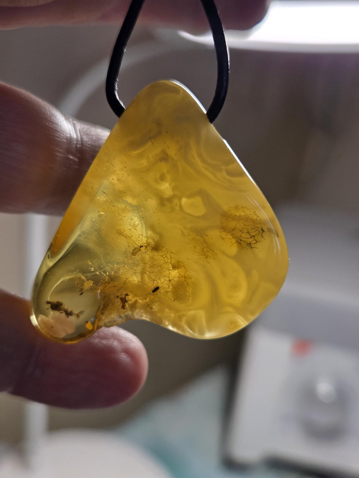 Baltischer Bernstein Anhänger Farbe gold und Butterscotch, Amulett, Amber pendant, 38 x 39 x 12 mm, an verstellbarem Lederband, Inclusen
