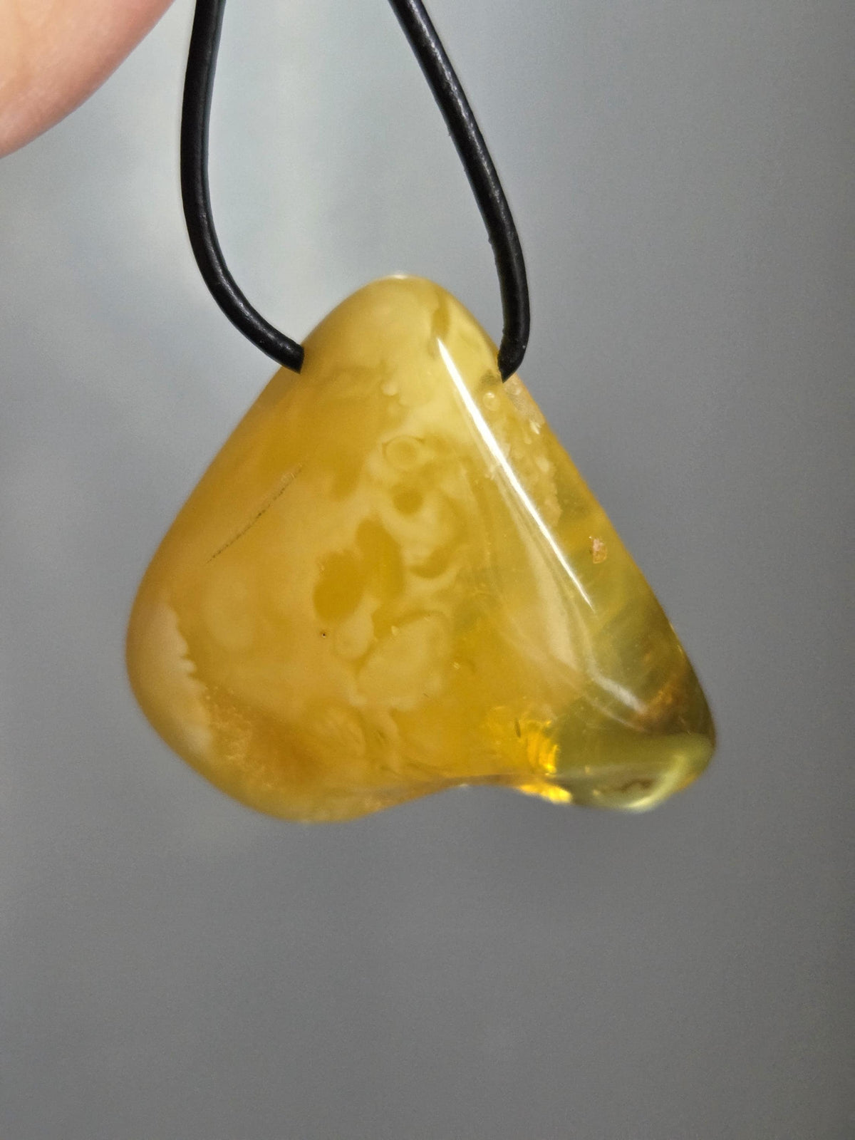 Baltischer Bernstein Anhänger Farbe gold und Butterscotch, Amulett, Amber pendant, 38 x 39 x 12 mm, an verstellbarem Lederband, Inclusen