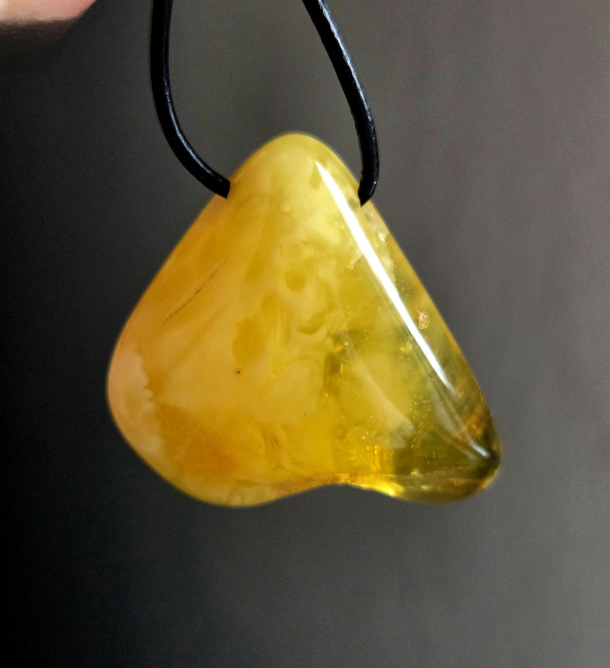 Baltischer Bernstein Anhänger Farbe gold und Butterscotch, Amulett, Amber pendant, 38 x 39 x 12 mm, an verstellbarem Lederband, Inclusen