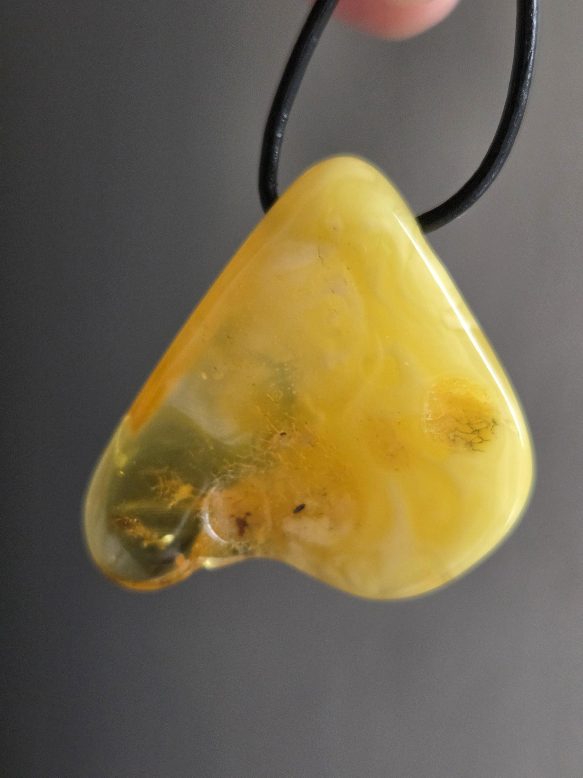 Baltischer Bernstein Anhänger Farbe gold und Butterscotch, Amulett, Amber pendant, 38 x 39 x 12 mm, an verstellbarem Lederband, Inclusen