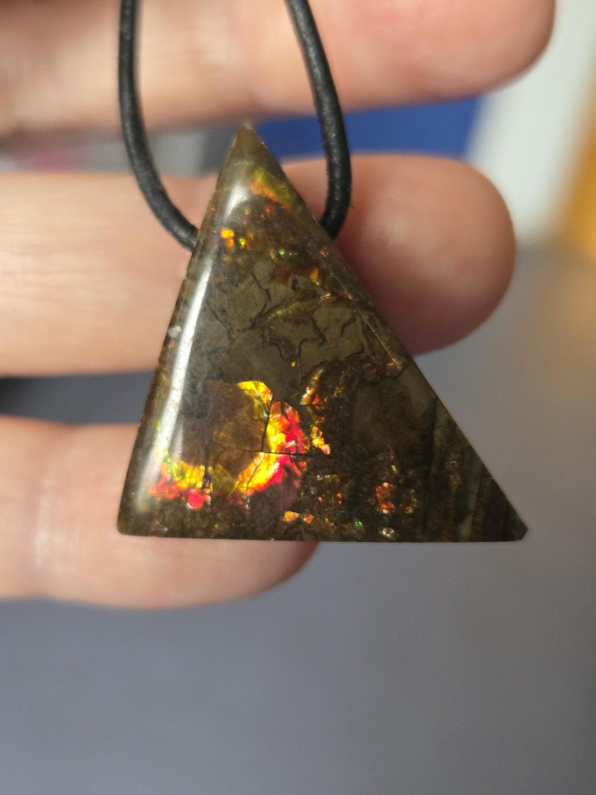 Ammolit Opal Anhänger grün gold orange, aus Kanada, 29 x 29 x 9 mm, gebohrt, an verstellbarem Lederband