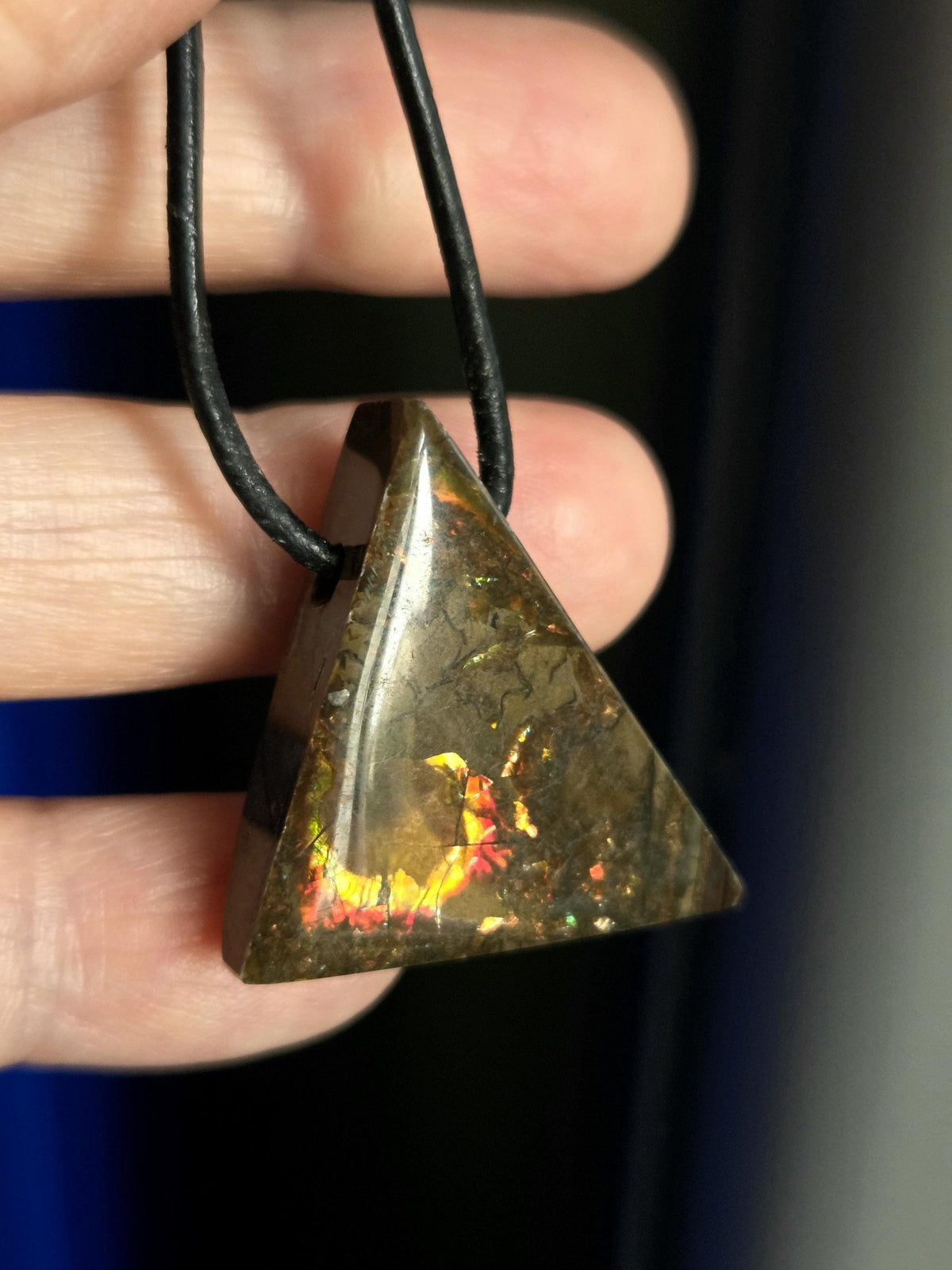 Ammolit Opal Anhänger grün gold orange, aus Kanada, 29 x 29 x 9 mm, gebohrt, an verstellbarem Lederband