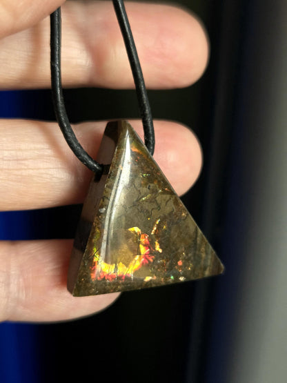 Ammolit Opal Anhänger grün gold orange, aus Kanada, 29 x 29 x 9 mm, gebohrt, an verstellbarem Lederband
