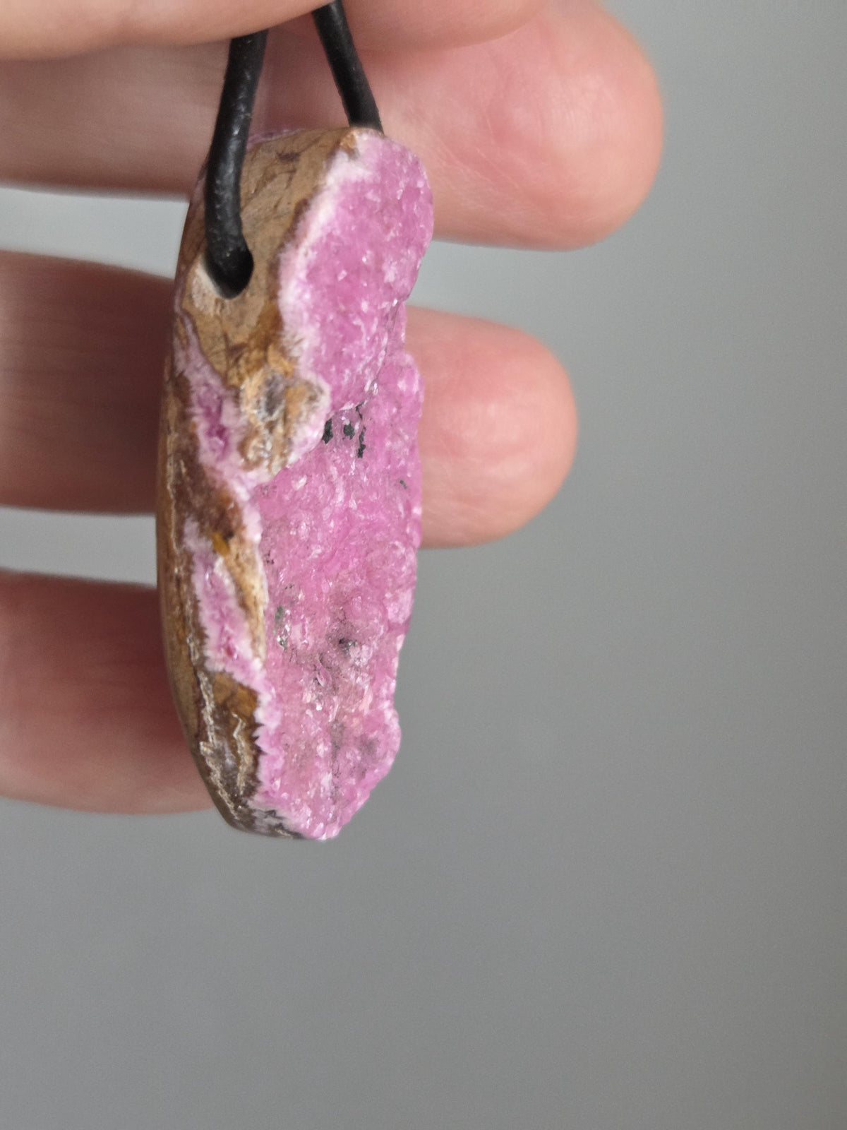 Kobaltocalcit, rosa pink Drusy Cobalt Calcit , 40 x 23 x 11 mm, gebohrt, an verstellbarem Lederband, Marokko/ Buazan