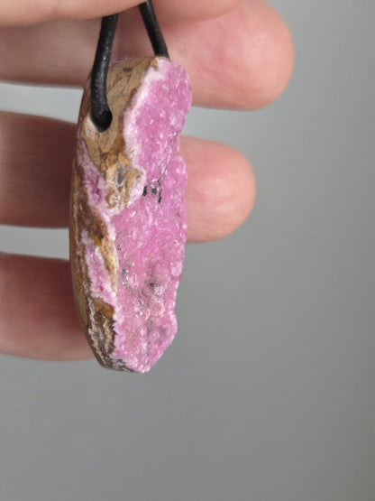 Kobaltocalcit, rosa pink Drusy Cobalt Calcit , 40 x 23 x 11 mm, gebohrt, an verstellbarem Lederband, Marokko/ Buazan