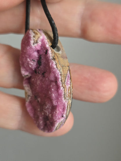 Kobaltocalcit, rosa pink Drusy Cobalt Calcit , 40 x 23 x 11 mm, gebohrt, an verstellbarem Lederband, Marokko/ Buazan