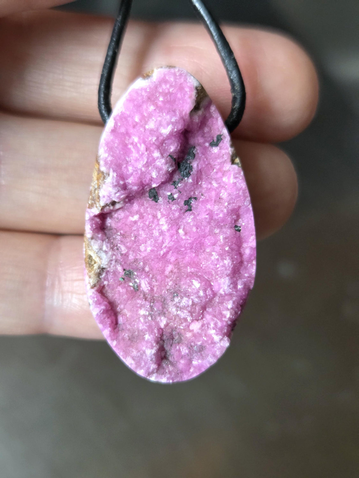 Kobaltocalcit, rosa pink Drusy Cobalt Calcit , 40 x 23 x 11 mm, gebohrt, an verstellbarem Lederband, Marokko/ Buazan