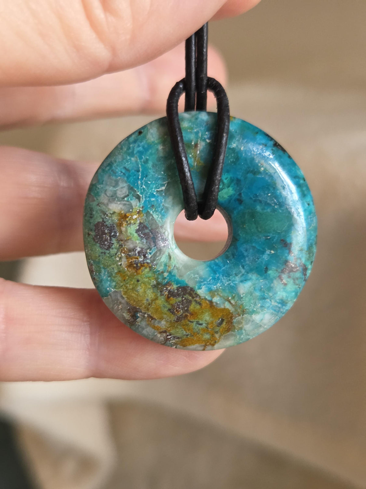 Chrysokoll Donut Anhänger, 34 x 8 mm, an verstellbarem Lederband, Pi-Stein
