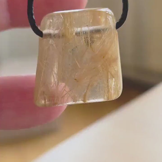 Gold Rutil Quarz Goldrutilquarz  mit Pyrit Einschluss,  Anhänger, 47 x 20 x 11 mm, an verstellbarem Lederband