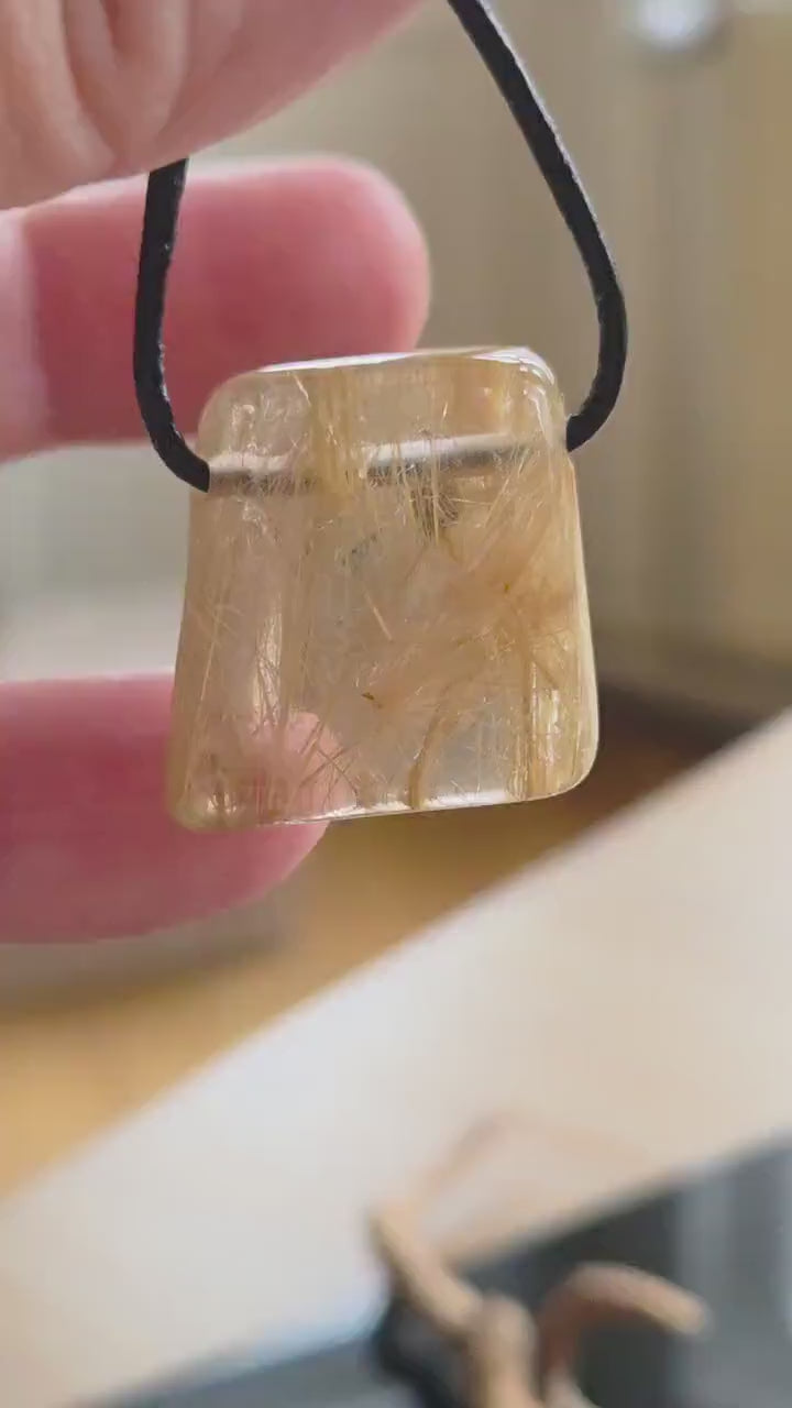 Gold Rutil Quarz Goldrutilquarz  mit Pyrit Einschluss,  Anhänger, 47 x 20 x 11 mm, an verstellbarem Lederband