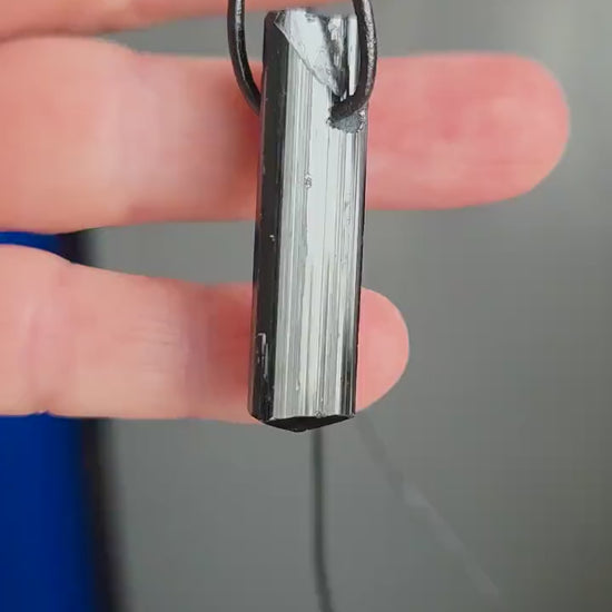 Magischer schwarzer Turmalin Schörl, Oberkante geschliffen, 40 x 10 x 11  mm, gebohrt, an verstellbarem Lederband , gewachsene Spitze.