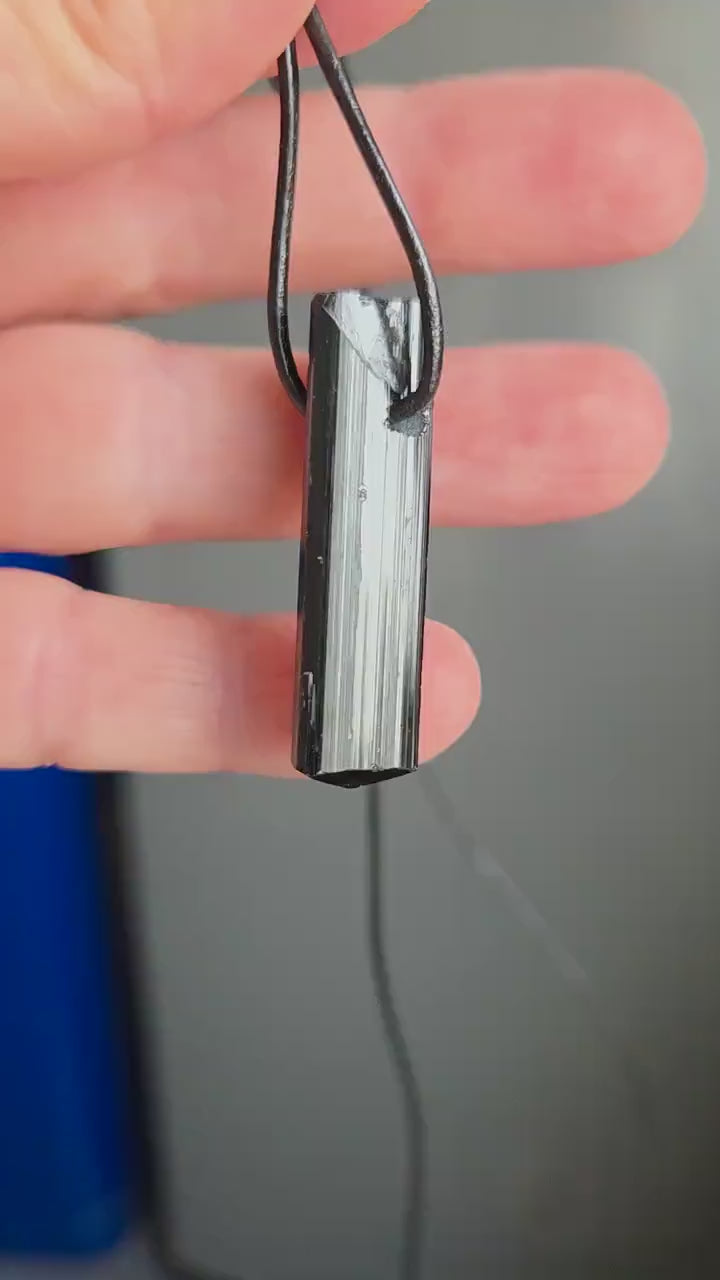 Magischer schwarzer Turmalin Schörl, Oberkante geschliffen, 40 x 10 x 11  mm, gebohrt, an verstellbarem Lederband , gewachsene Spitze.