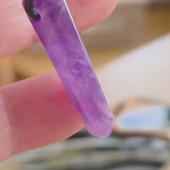 Amethyst Kristall Spitze Anhänger, 31 x 9 x 9 mm, gebohrt,  an verstellbarem Lederband
