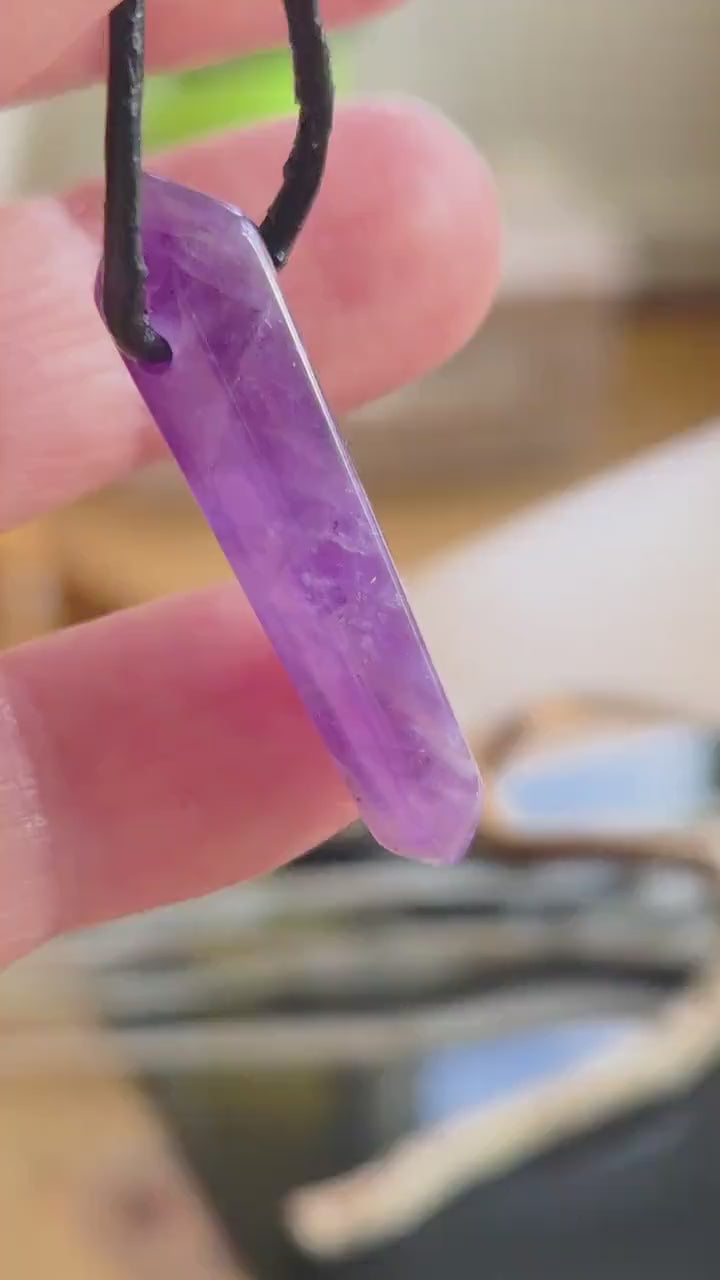 Amethyst Kristall Spitze Anhänger, 31 x 9 x 9 mm, gebohrt,  an verstellbarem Lederband