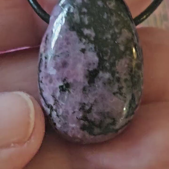 Hübscher Rhodonit, Anhänger, 30 x 19 x 10 mm, gebohrt, an verstellbarem Lederband