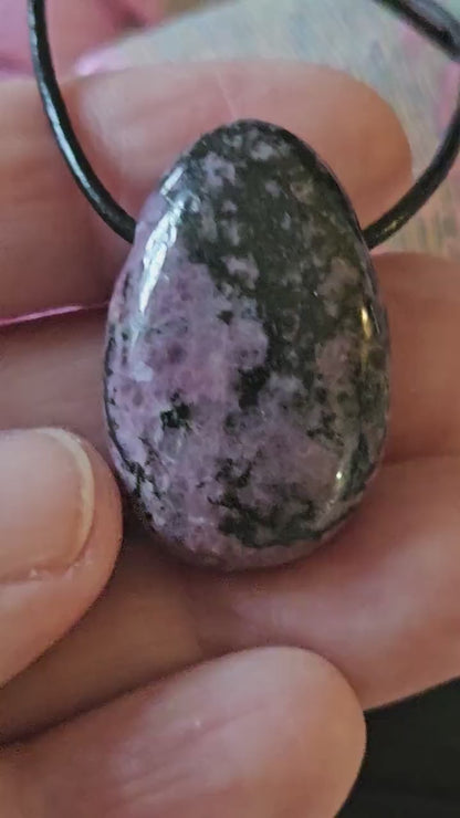 Hübscher Rhodonit, Anhänger, 30 x 19 x 10 mm, gebohrt, an verstellbarem Lederband