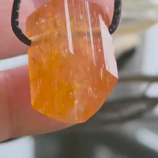 Großer feiner Imperial Topas Kaiser Topas Goldtopas Rohstein  Anhänger, 23 x 17 x 14 mm,  an verstellbarem Lederband, 7,75 g., 38,70 ct.