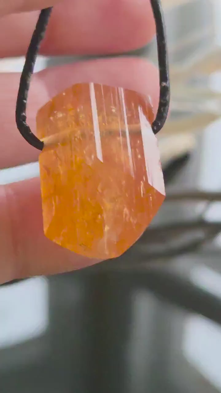 Großer feiner Imperial Topas Kaiser Topas Goldtopas Rohstein  Anhänger, 23 x 17 x 14 mm,  an verstellbarem Lederband, 7,75 g., 38,70 ct.