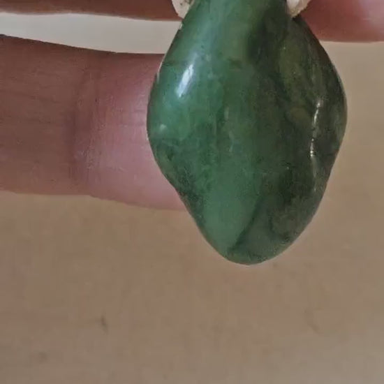 Budstone Prasem, Anhänger, 30 x 18 x 10 mm, gebohrt,  an verstellbarem Lederband