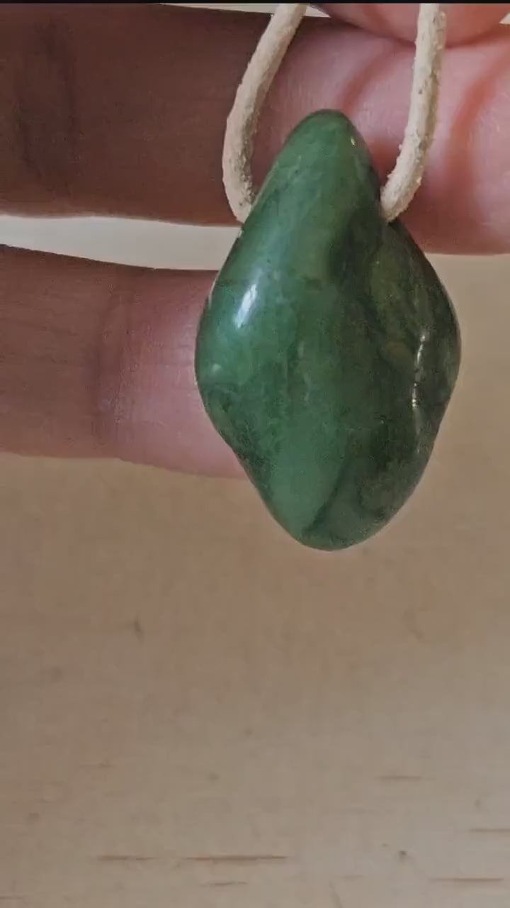 Budstone Prasem, Anhänger, 30 x 18 x 10 mm, gebohrt,  an verstellbarem Lederband