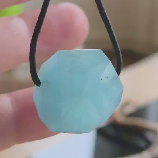 Aquamarin  Anhänger, 22 x 22 x 18 mm, gebohrt, an verstellbarem Lederband