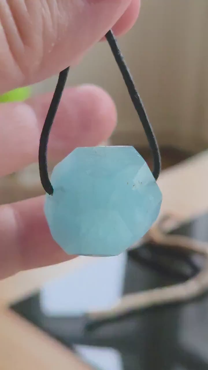 Aquamarin  Anhänger, 22 x 22 x 18 mm, gebohrt, an verstellbarem Lederband