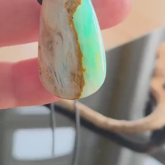 Andenopal blau grün, Chrysopal blau grün türkis Anhänger, 36 x 20 x 11 mm, gebohrt,  an verstellbarem Lederband