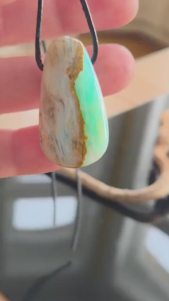 Andenopal blau grün, Chrysopal blau grün türkis Anhänger, 36 x 20 x 11 mm, gebohrt,  an verstellbarem Lederband