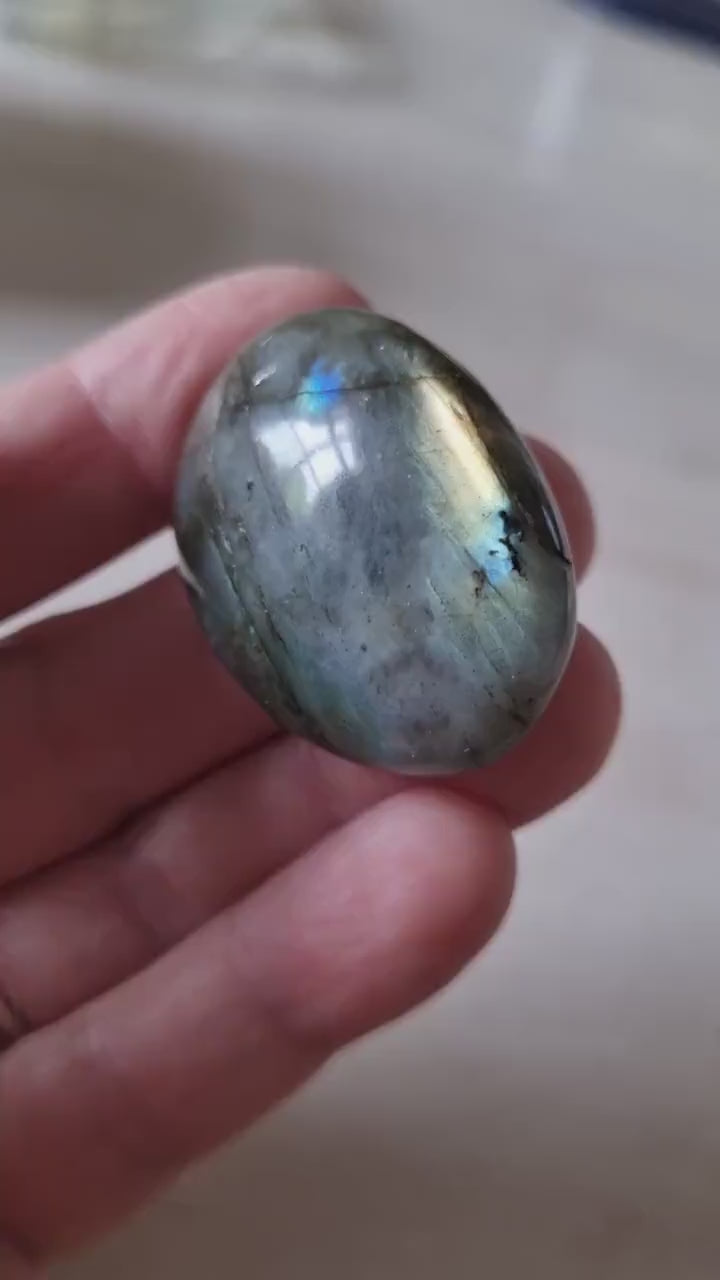 Gold, grün, blau leuchtender Labradorit, Spektrolith, Sammlerstein, Therapie Stein, 42 x 25 x 15 mm, 24 Gramm