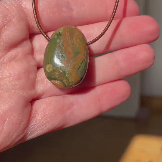Regenwald Ryolith, Anhänger,  28 x 18 x 10 mm, gebohrt, am Lederband