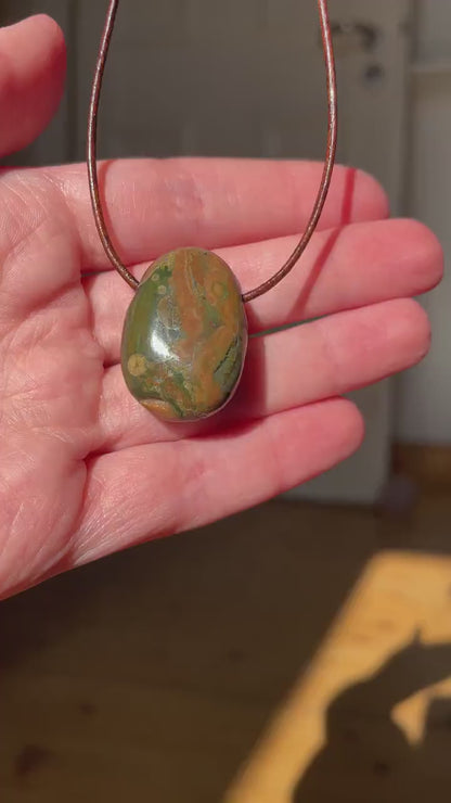 Regenwald Ryolith, Anhänger,  28 x 18 x 10 mm, gebohrt, am Lederband