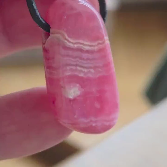 Wunderschöner Rhodochrosit Anhänger, 31 x 17 x 8 mm, gebohrt, an verstellbarem Lederband
