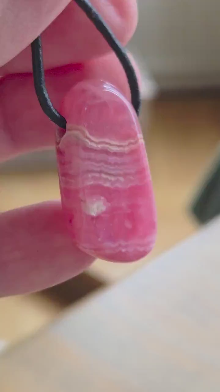 Wunderschöner Rhodochrosit Anhänger, 31 x 17 x 8 mm, gebohrt, an verstellbarem Lederband