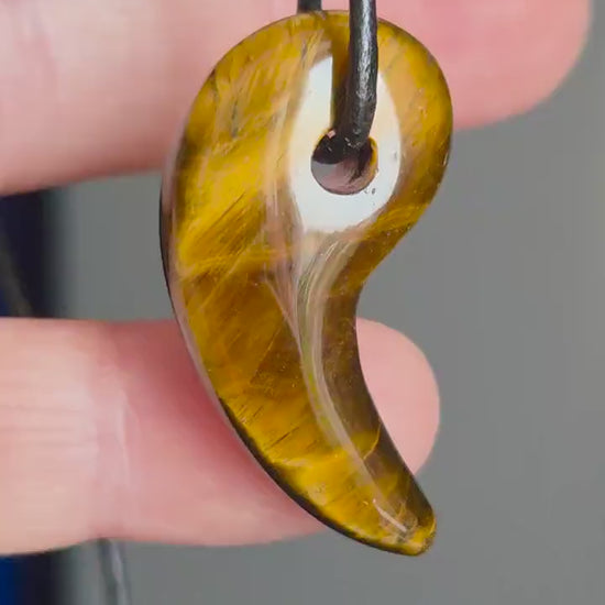Tigerauge Anhänger, Yin Yang förmig,  33 x 17 x 9 mm, gebohrt, an verstellbarem Lederband