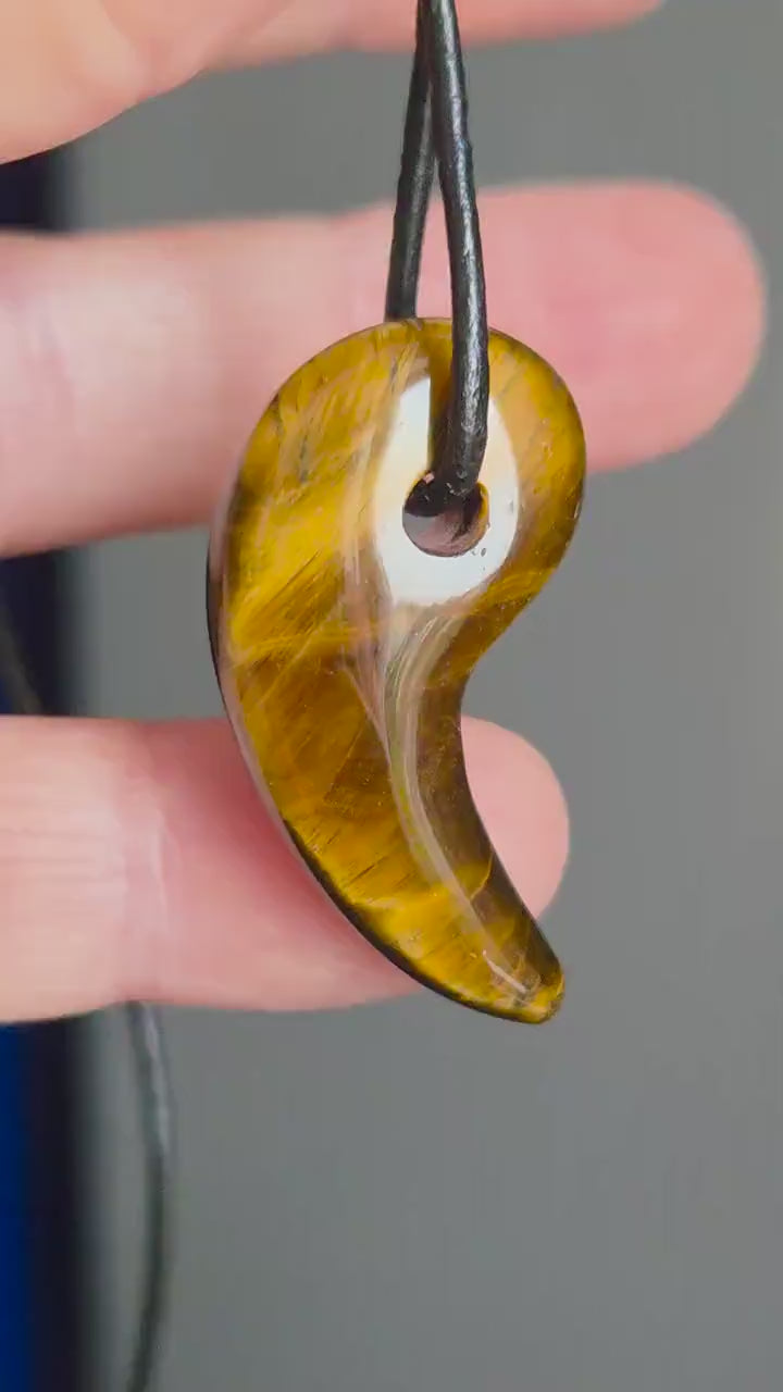 Tigerauge Anhänger, Yin Yang förmig,  33 x 17 x 9 mm, gebohrt, an verstellbarem Lederband