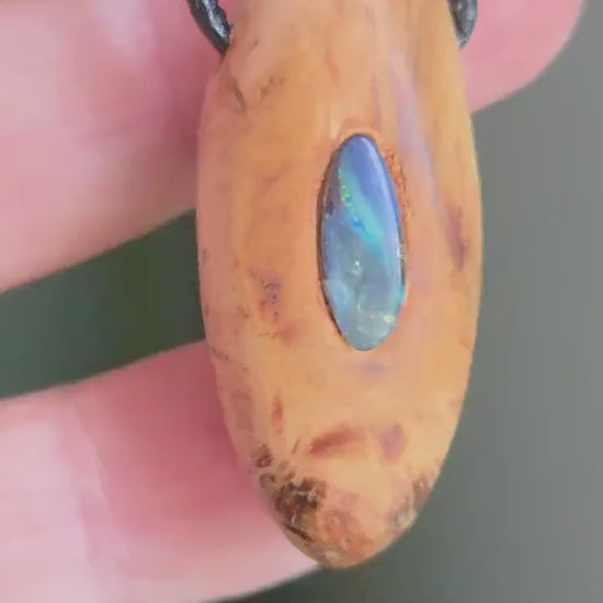 Baumperlen Anhänger der Eiche mit Boulder Opal, Holz Anhänger mit Edelstein, 37 x 16 x 15 mm, an verstellbarem Lederband