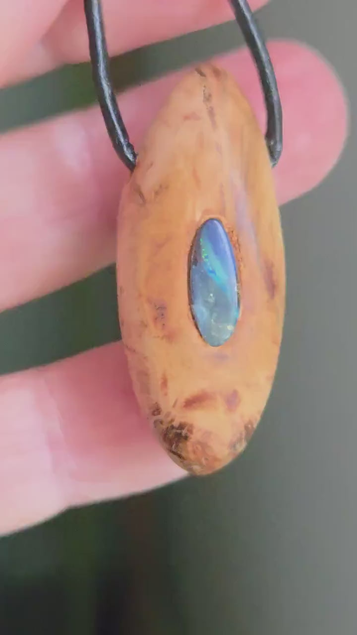 Baumperlen Anhänger der Eiche mit Boulder Opal, Holz Anhänger mit Edelstein, 37 x 16 x 15 mm, an verstellbarem Lederband